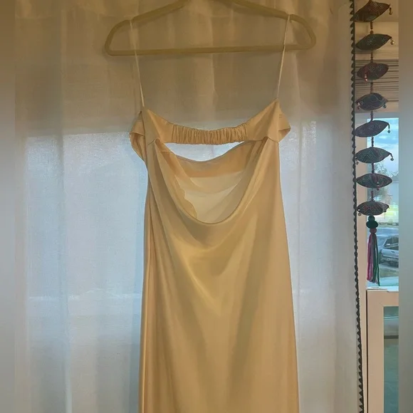 Satin Midi Dress with open back - Picture 5 of 7